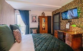 Ricky Road Guest House